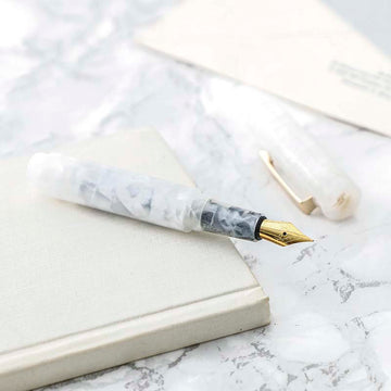 Hightide | Pluma Estilográfica Marbled Attaché White (F)