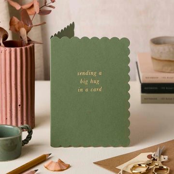 Katie Leamon | Tarjeta de Felicitación Scallop Big Hug Green