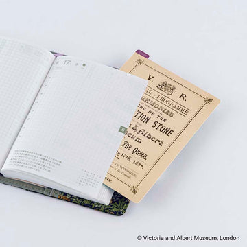 Hobonichi | Plantilla de Escritura Pencil Board A6 V&A Series (V&A’s Foundation Stone Programme)